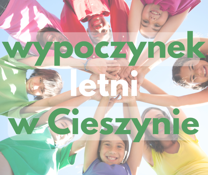 dzieci w kręgu z rekami wzniesionymi